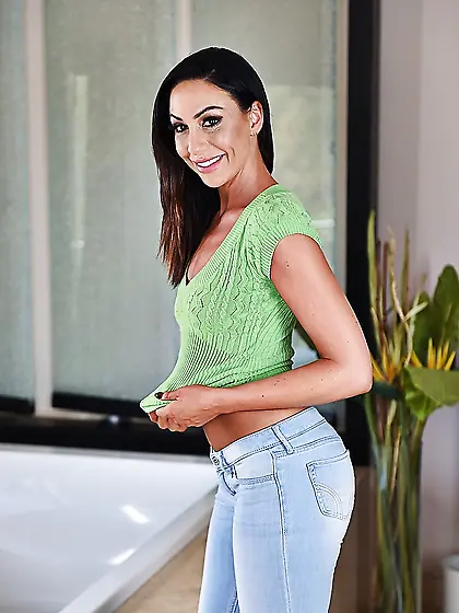 MILF exposes sexy body in front of hubby with a camera before ta