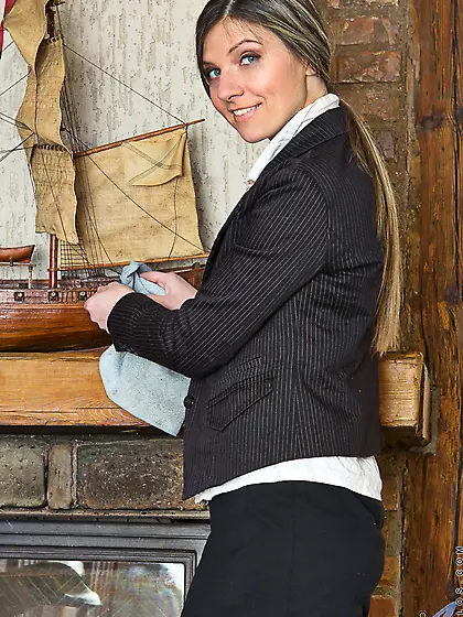 Kinky bimbo in tan stockings Agatha Anilos is stimulating her cu