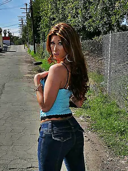 Attractive MILF slut Tiffany Minx strips her pink dress and gets