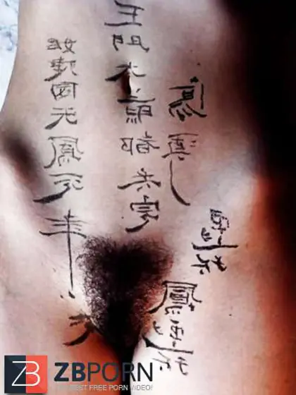 Femmes Writing on assets Calligraphy