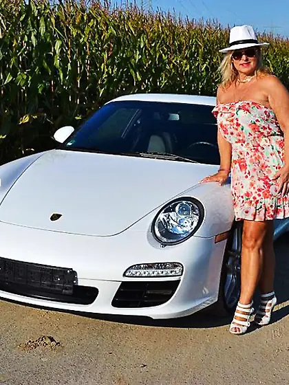 Blonde hottie expose big