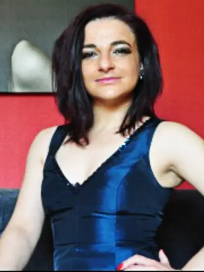 Brunette Olivpatterson.