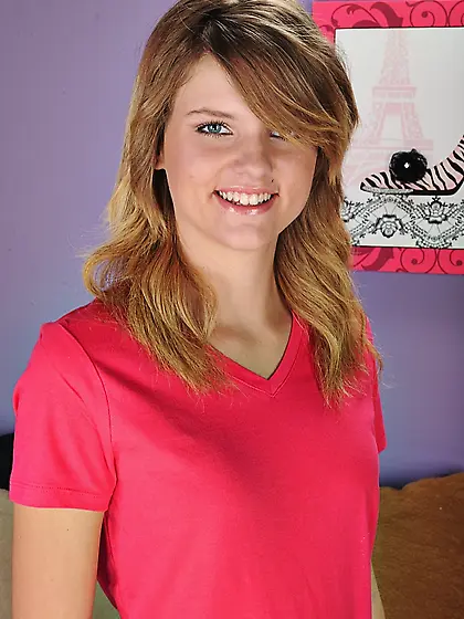 Redhead bimbo Scarlett Fay invites everybody to see her nicely s