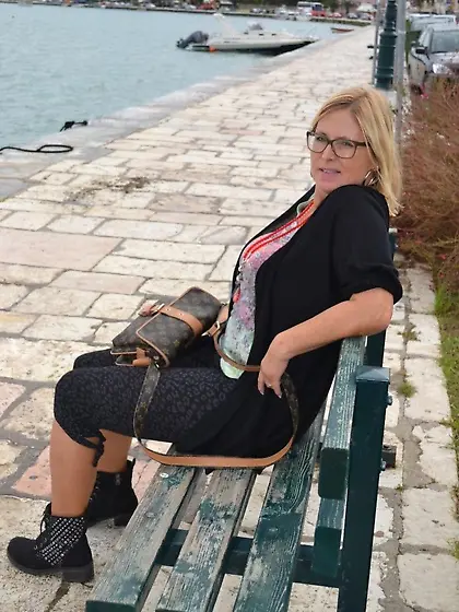 Foxy wife shows huge