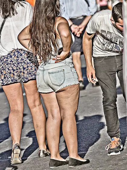 Puta culona zorreando en la calle