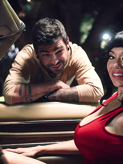 Little Puck blows and rides her tattooed lover in the car