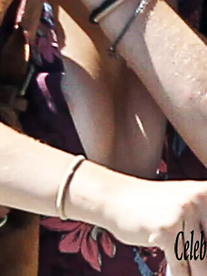 Sarah Hyland Sexy Photos