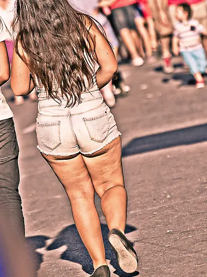 Puta culona zorreando en la calle