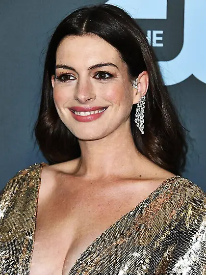 Anne Hathaway Cleavage