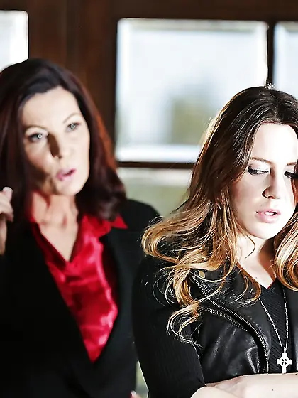 Mature lady isn't against to seduce girls also especially so swe