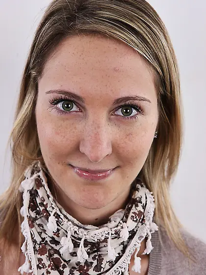 MILF acquaints fans with naked boobies and trimmed pussy posing