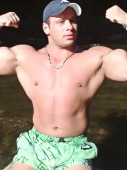 Brunette morris perform close