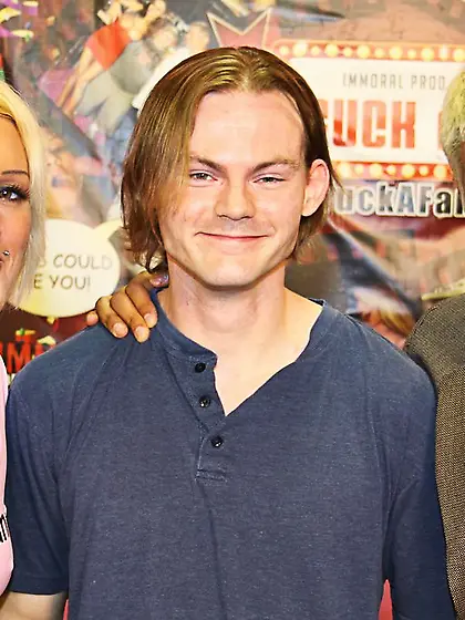 Lewd girl in stockings Sara Faye entertains in the group fuck an