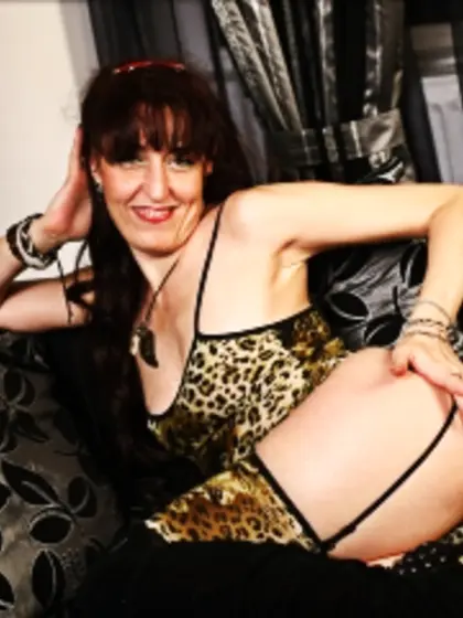 Brunette sabrina perform close