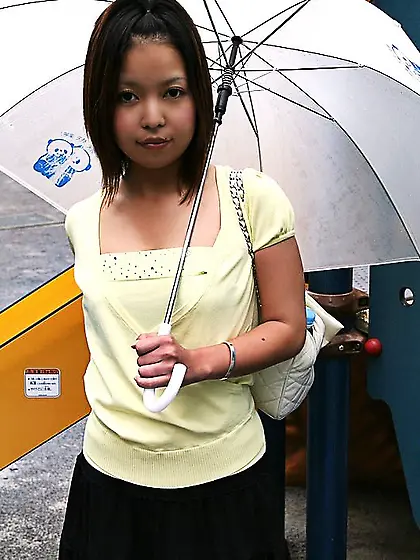 Asian darling Mari Idols is ready to pose and show off her body