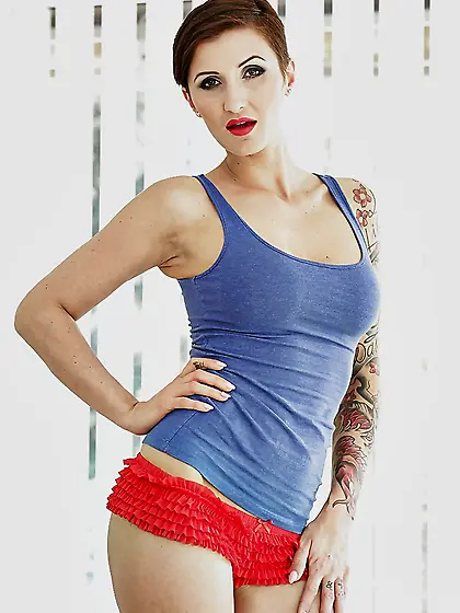 Short-haired temptress with tattoo on hand poses and spreads pus