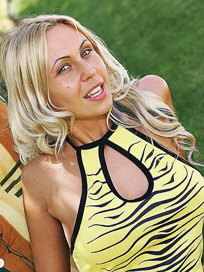 The blonde babe Adriana Russo is stretching pussy and shows boob