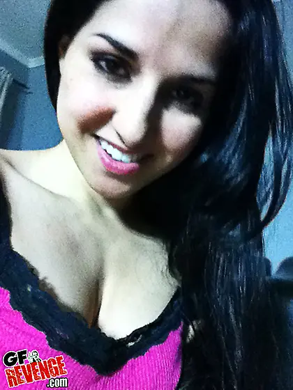 Big-assed amateur hottie plays with her trimmed pussy for the ca