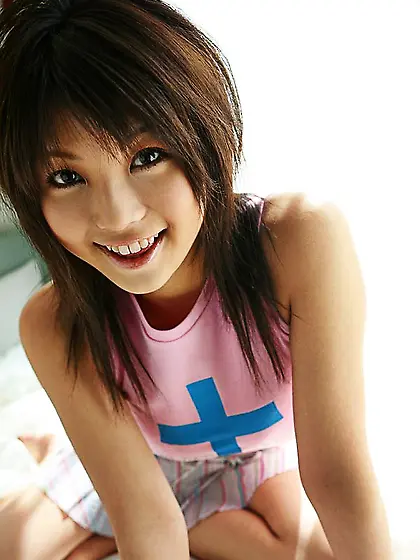 White lingerie girl Kyou Idols is flashing her full boobs and bl