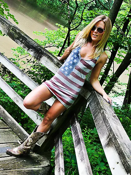 Shameless blonde chick Meet Madden is demonstrating her cute pan