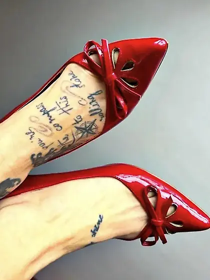 Footslut Angela loves being seen