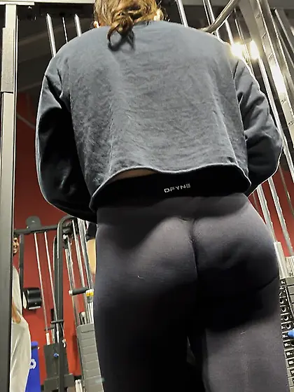 Short Girl In Black Dfyne Leggings At The Gym