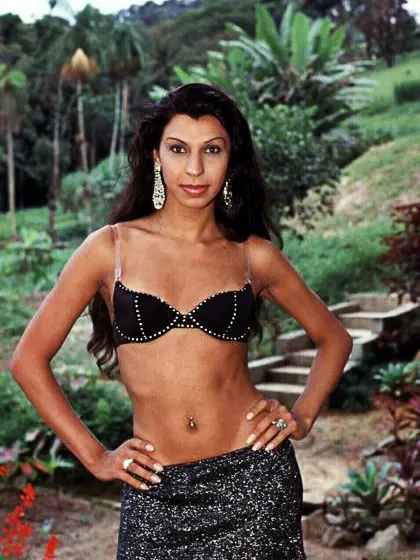 Inviting tranny shows her butt