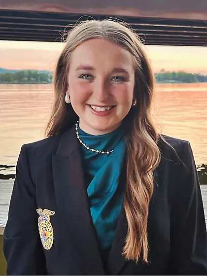 Cuck loves sharing his girlfriends nudes