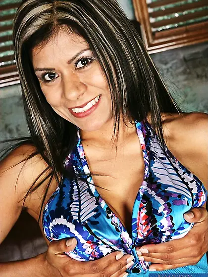 Gabby Quinteros drops down her sexy clothes and gets her tight p