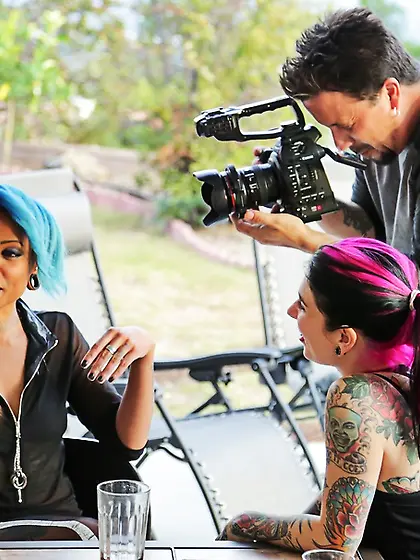 Blue haired raven bends