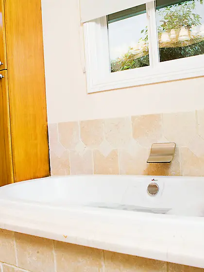 Turned on brunettes busty Valerie Rios and hot Evelyn Hughes pla