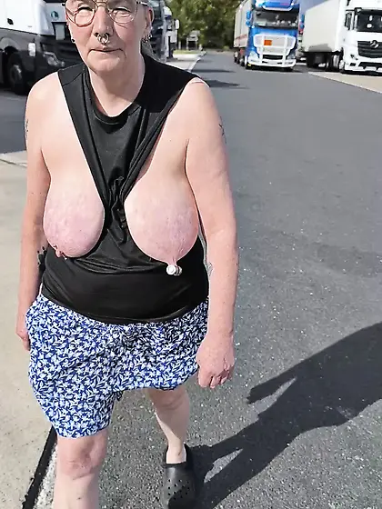 Titten zeigen auf dem Rastplatz