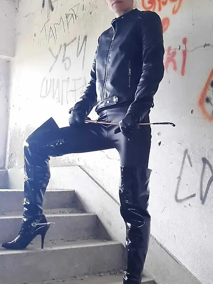 Domina Milli waithing ponyboy slave!!!