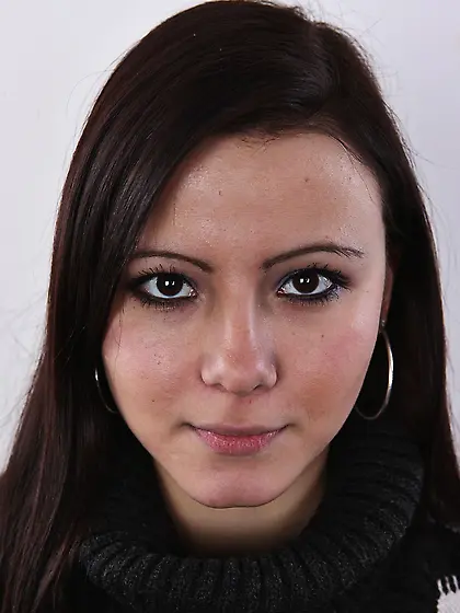 Director invited female to impromptu studio to take pictures in