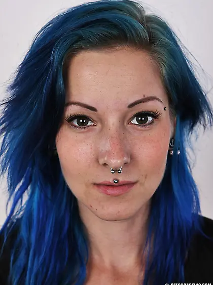 Kinky blue haired whore exposes her pierced...