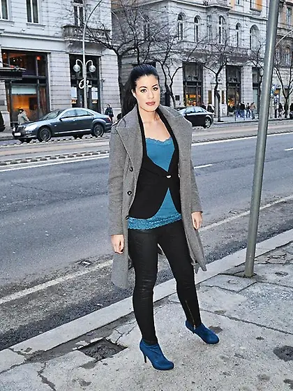 22 yo Brunette April Blue Hand jobs