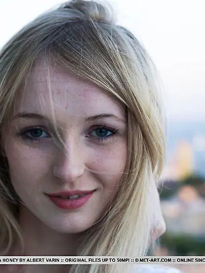 Skinny blonde offers peeks