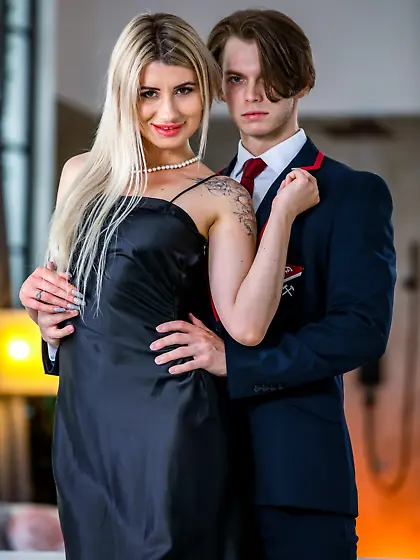 Samll-tit MYLF Marsianna Amoon gets nicely fucked in the living