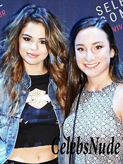 Selena Gomez Possible Nip Slip At Her Revival Tour Meet And Gree