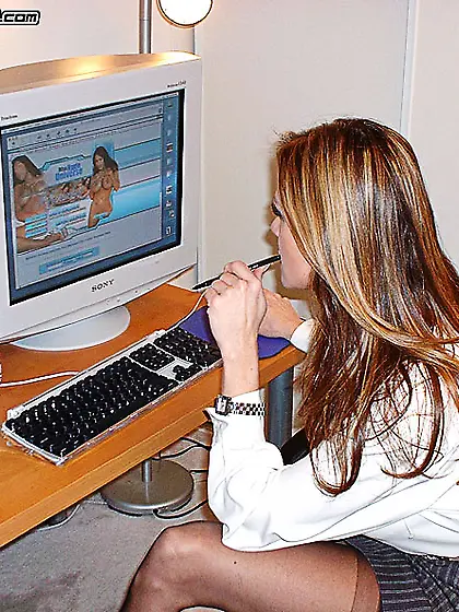 Naughty and busty Kelly Madison spices her working days with dee