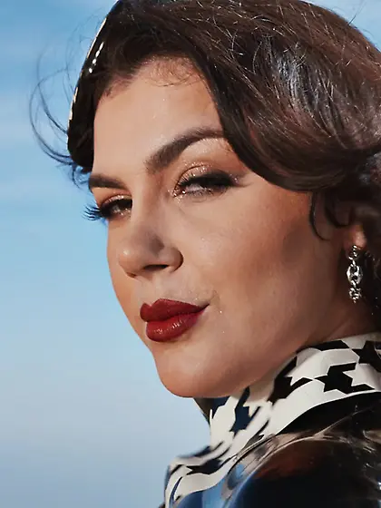 Italian queen Valentina Nappi deepthroats 2 BBCs and gets roughl