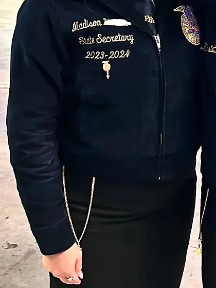 Cuck loves sharing his girlfriends nudes