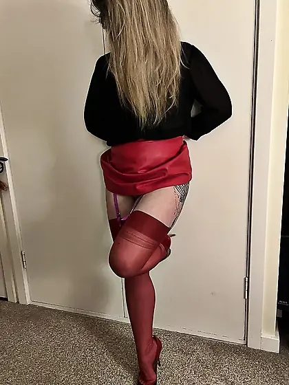 MILF dressed in stockings and skirt for night out