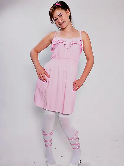 The pretty chick Angel Cakes performs softcore session in hot pa