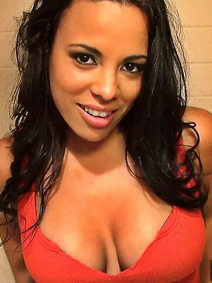 Busty latina Luna Star seduces a dude and gives him some hardcor