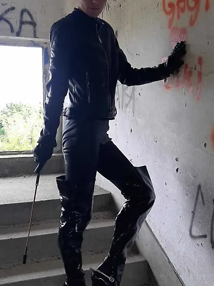 Domina Milli waithing ponyboy slave!!!