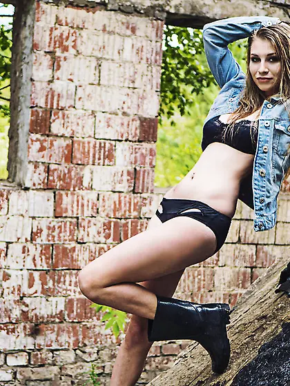 White teen with big tits like to dancing...