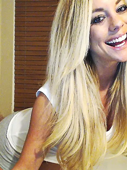 Seducing girl Xo Gisele takes her white top off and shows the be