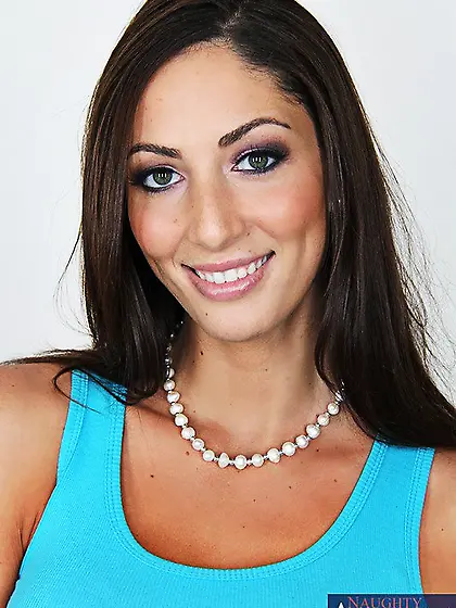 Pretty pornstar Angelica Saige wants to have hardcore sex and ta