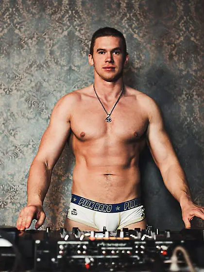 White gay maxthemanx dancing